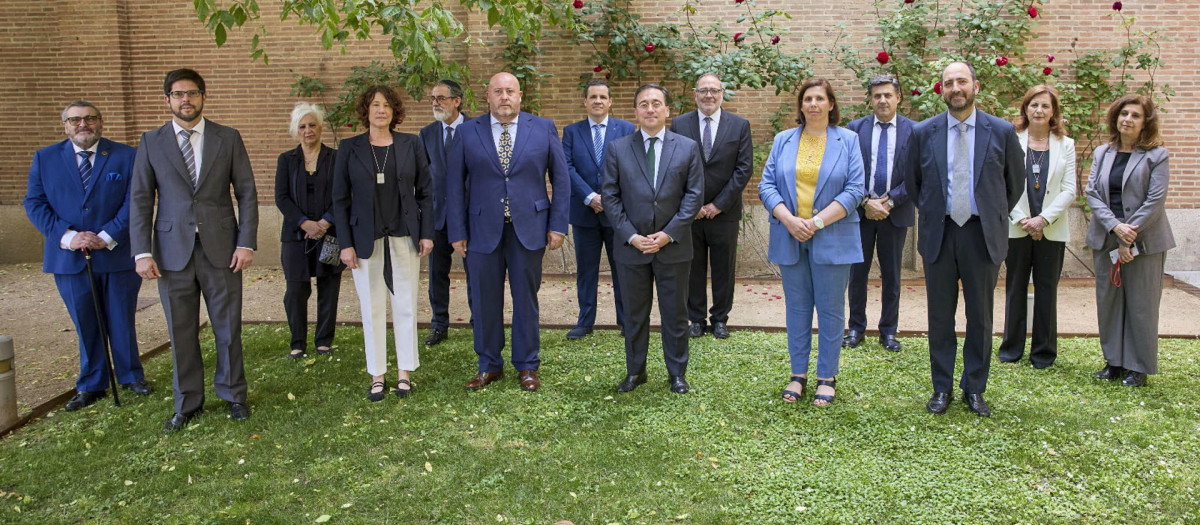 El ministro de Exteriores de España posa junto a los presidentes de las comunidades judías este lunes