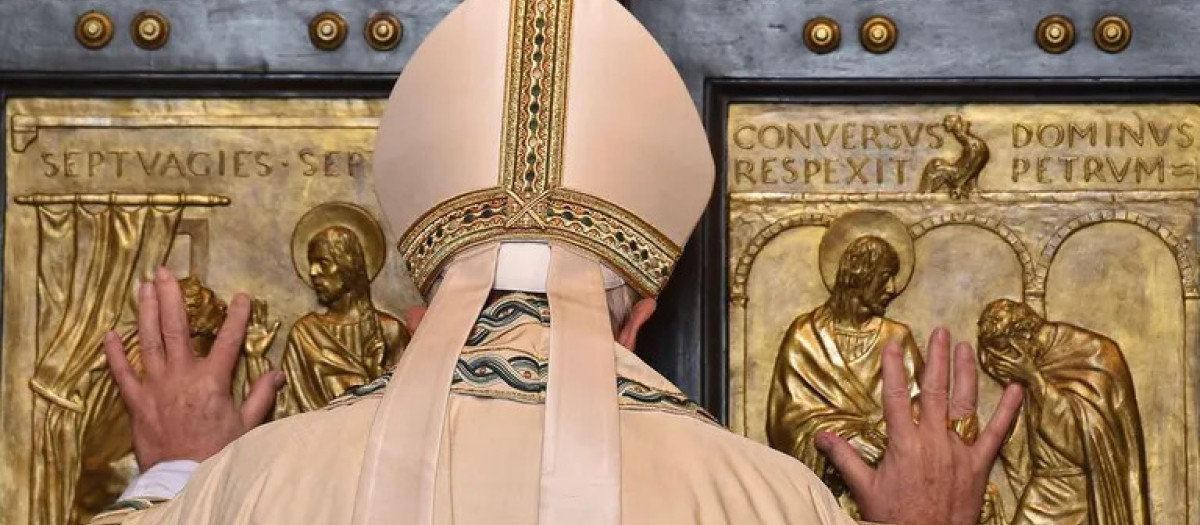 El Papa Francisco abre la Puerta Santa de la basílica de San Pedro en el Jubileo de la Misericordia