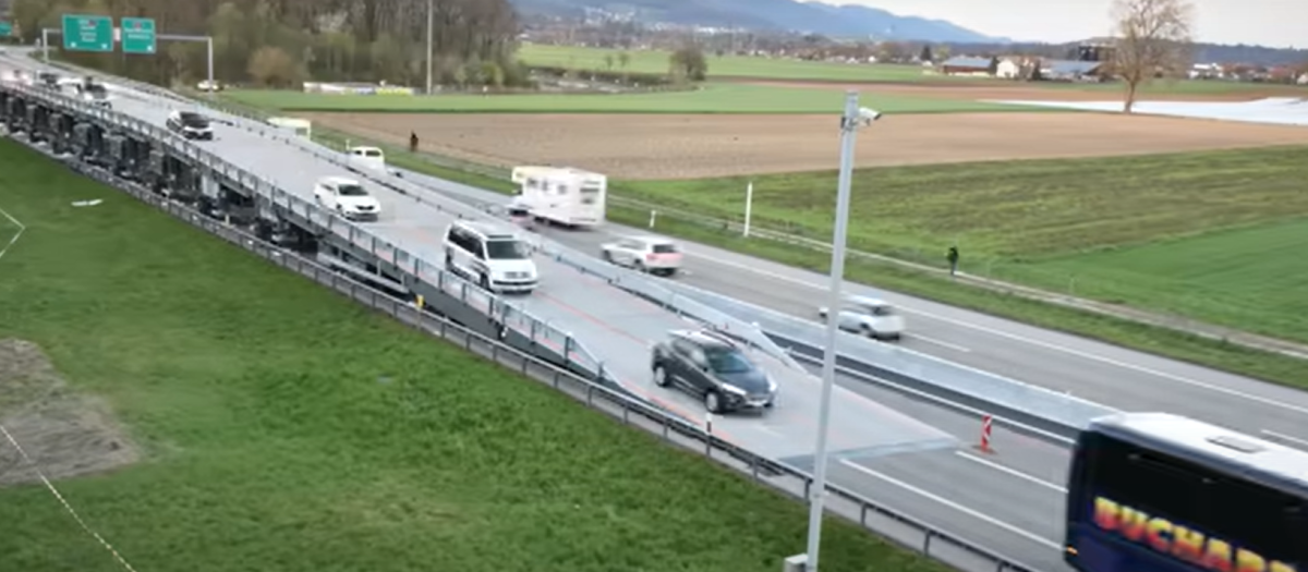 Puente volante sobre una autopista en Suiza