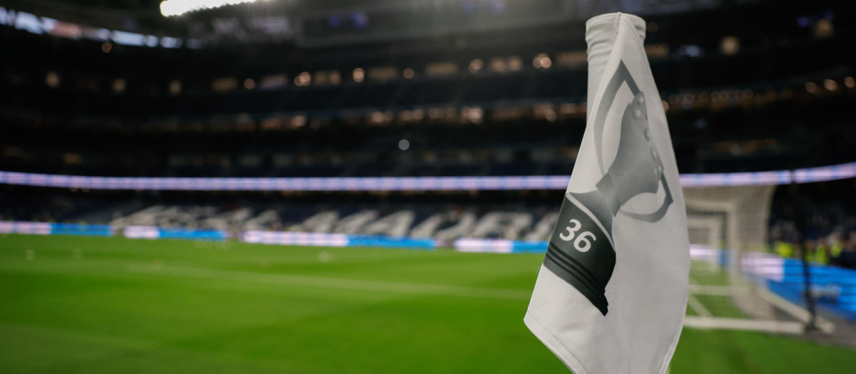 El Santiago Bernabéu ya tiene los banderines de los corners con el trofeo de Liga y el número 36