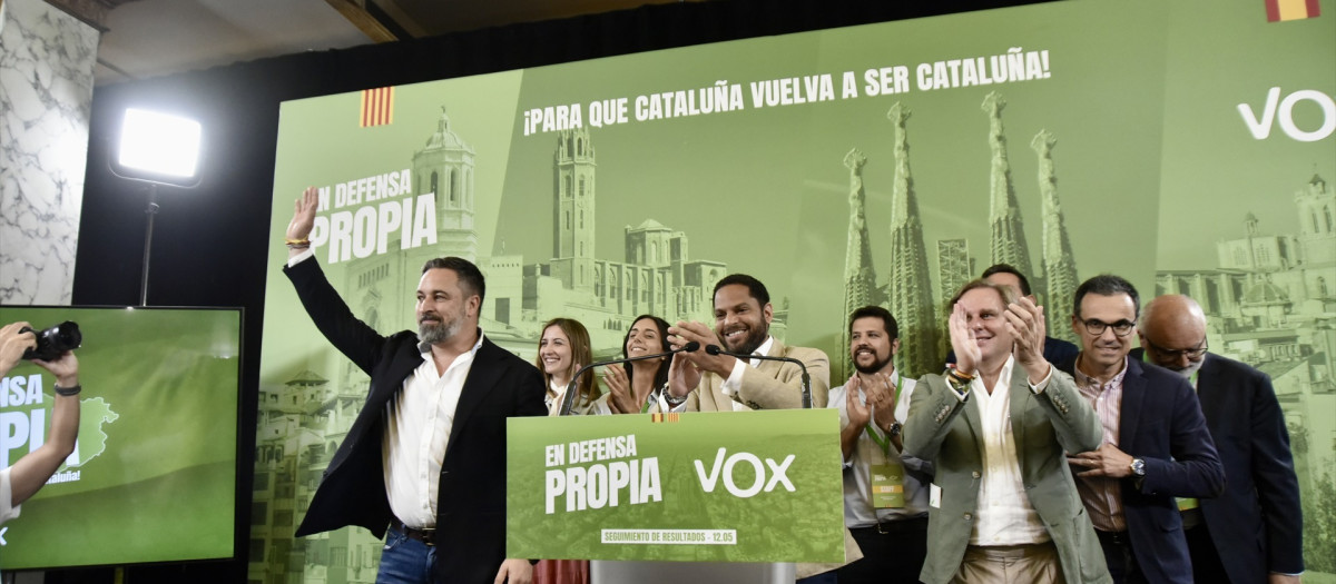 Santiago Abascal, Ignacio Garriga y miembros del equipo de Vox en Cataluña