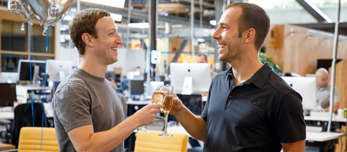 Javier Oliván junto a Mark Zuckerberg, en las oficinas de Meta