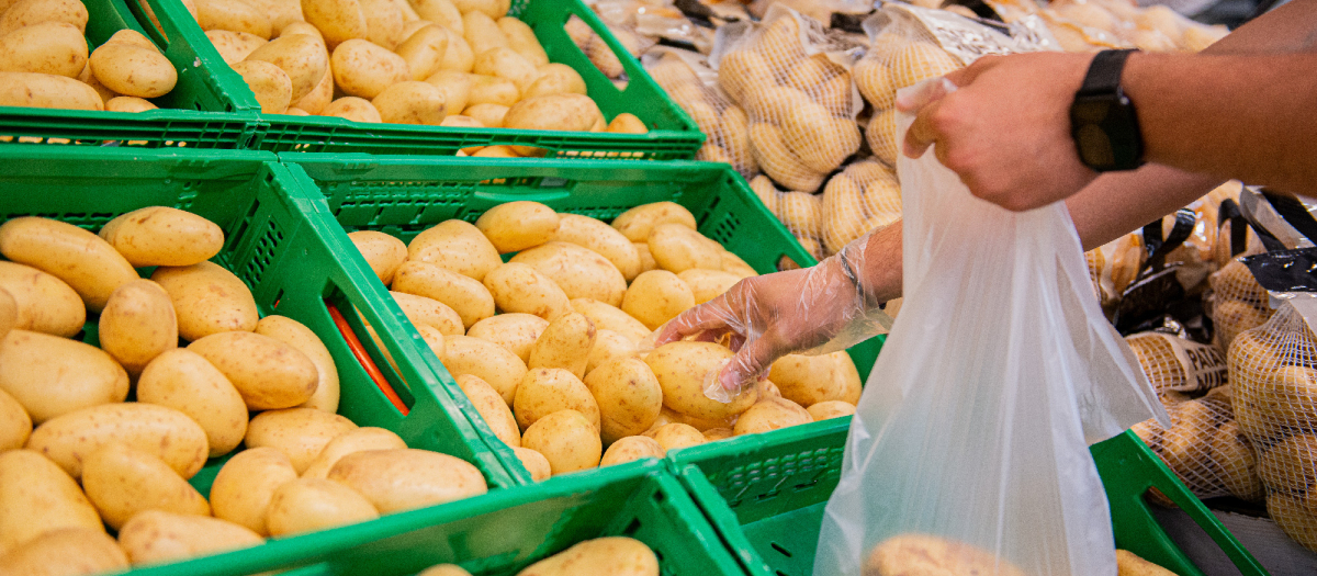 Detalle de la sección de fruta y verdura de un supermercado Mercadona