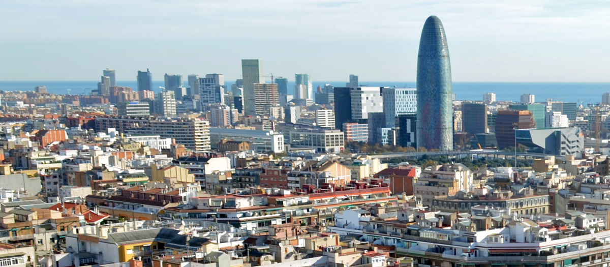 Vista de Barcelona, en la que destaca (dcha) el cilindro de la Torre Glòries.