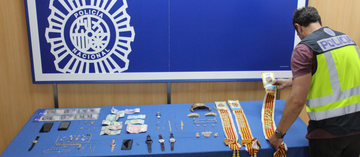 Imagen de algunos objetos incautados en la operación de la Policía Nacional en la pedanía valenciana de La Punta