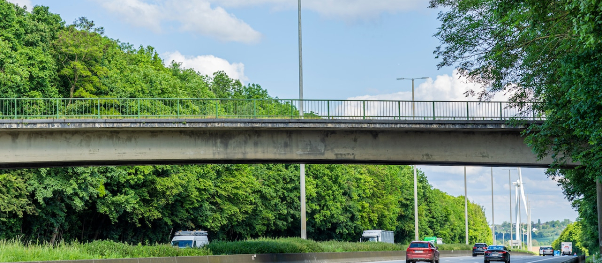 El puente sobre la E42 desde el que se arrojó la tapa de alcantarilla