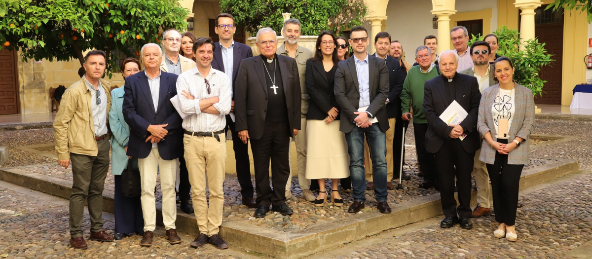 El obispo, Demetrio Fernández, con los periodistas