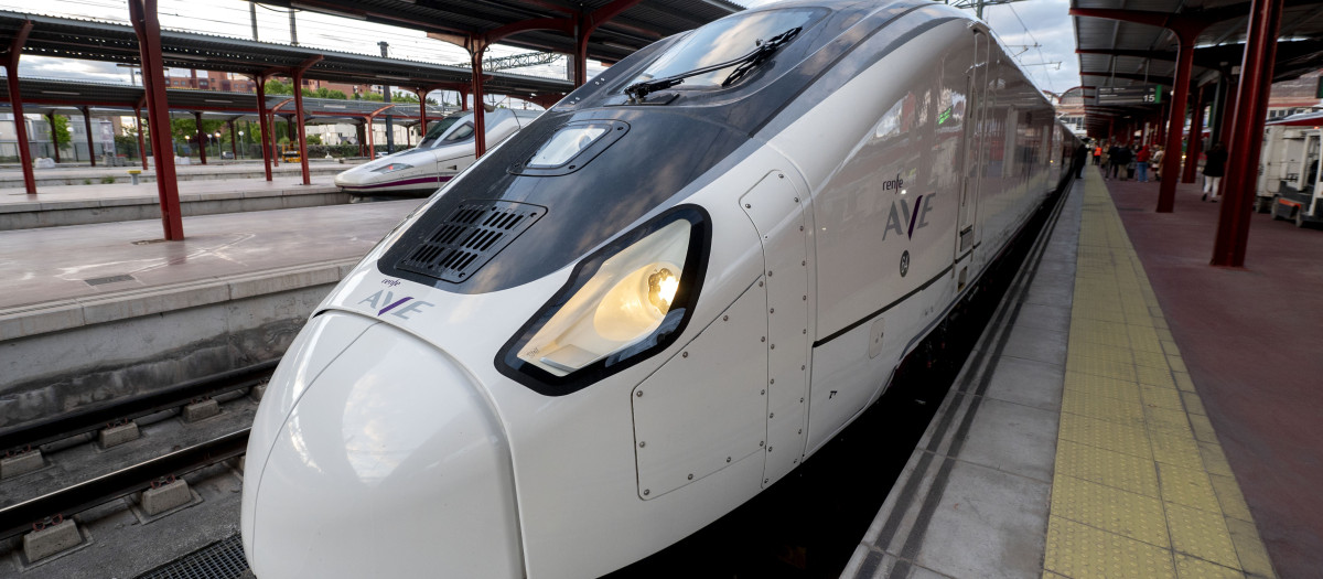 El tren de alta velocidad de la serie 106 en el andén de la estación de Chamartín Clara Campoamor para viajar a La Coruña16 MAYO 2024;OSCAR PUENTE;VALLADOLID;MADRID;A CORUÑA
Alberto Ortega / Europa Press
16/5/2024