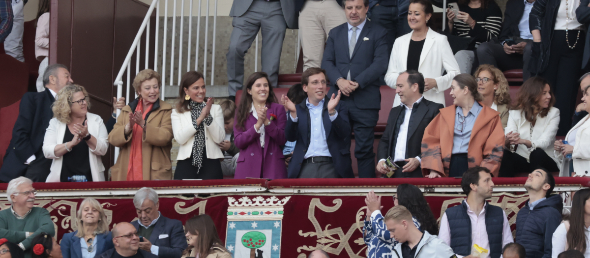 El alcalde de Madrid, José Luis Martínez-Almeida y su mujer, Teresa Urquijo en las Ventas