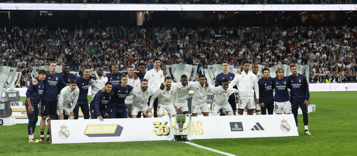 Los jugadores del Madrid celebran el título de liga en el Bernabéu