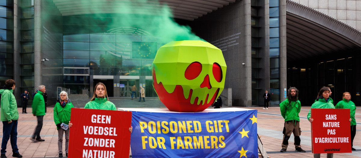 Protesta ecologista de Greenpeace a las puertas del Parlamento Europeo