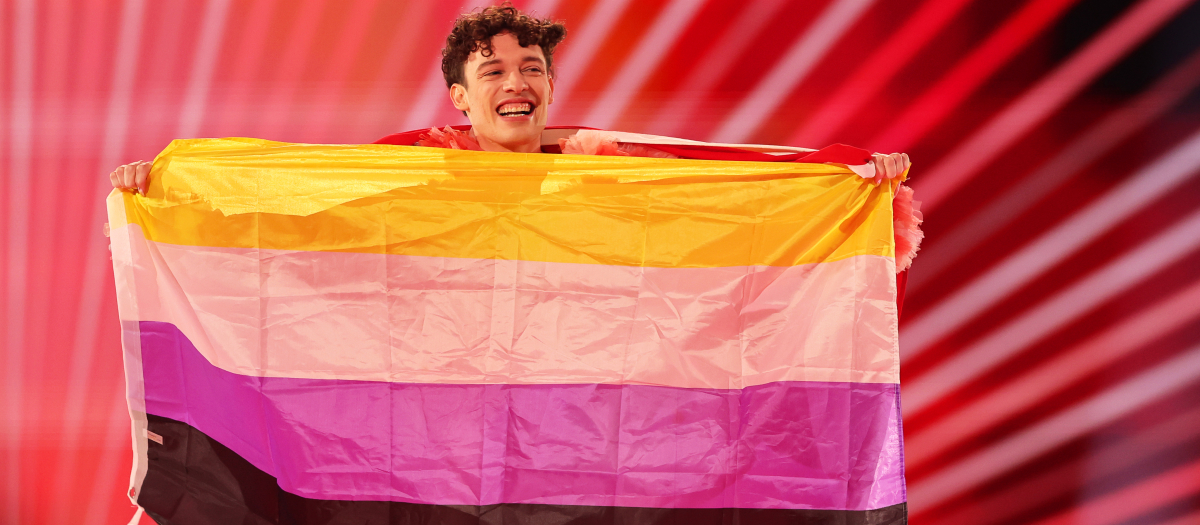 Nemo, el cantante de Suiza que ganó Eurovisión 2024, con la bandera no binaria