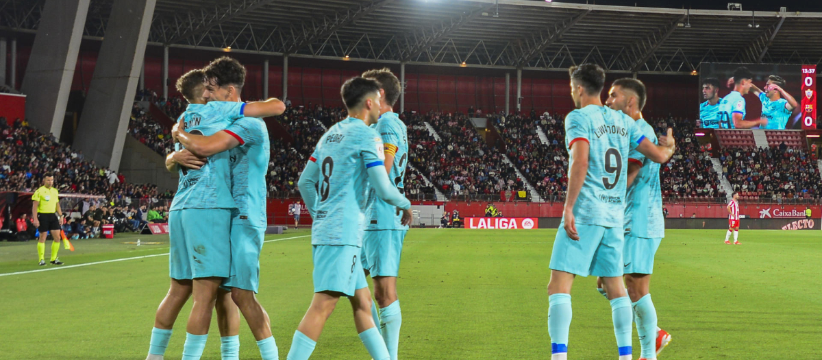 El jugador del Barcelona Fermín (i) celebra tras anotar el 0-2 ante el Almería