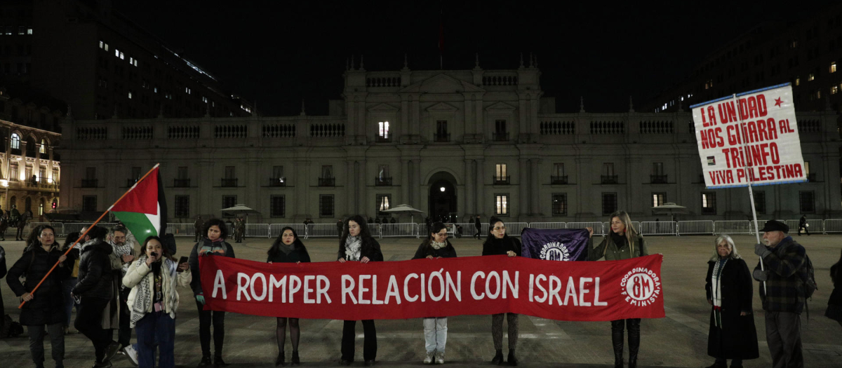 Decenas de personas se manifiestan para pedir al Gobierno de Gabriel Boric romper relaciones diplomáticas con Israel, además de tomar medidas concretas para "contribuir al fin del genocidio" del pueblo palestino, este jueves en Santiago (Chile). Frente al Palacio de la Moneda (sede del Gobierno chileno), se reunieron cientos de personas de todas las edades con música, banderas y pancartas, con el lema 'Por una Palestina libre', con motivo del 76° aniversario de la 'Nakba', el desplazamiento masivo de palestinos tras la creación del Estado de Israel en 1948