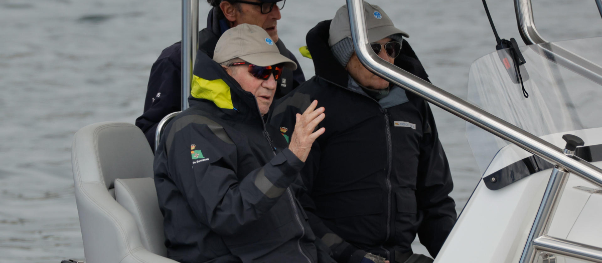 Don Juan Carlos embarca en una lancha junto a su amigo Pedro Campos para ver las regatas de 6 Metros en Sangenjo