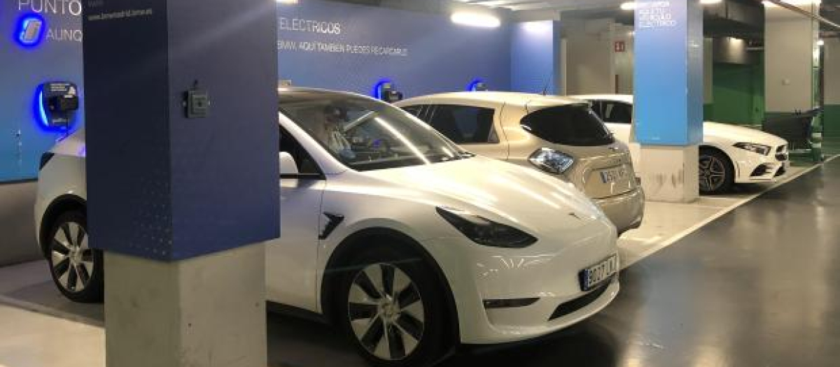 Coches eléctricos recargando gratis en El Corte Inglés