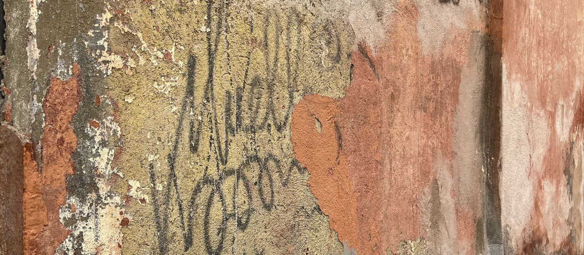 MADRID, 18/05/2024.- Las obras de rehabilitación en un edificio de viviendas de la calle de la Cava Alta, en el distrito de Centro en Madrid, han dejado al descubierto la famosa firma con rúbrica de Juan Carlos Argüello, más conocido como "Muelle", considerado el primer escritor de grafiti español. EFE/Almudena González Castilla