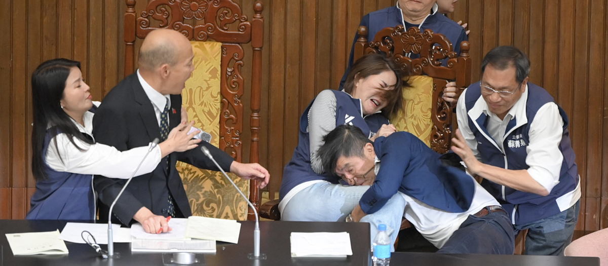 Batalla campal en el Parlamento de Taiwán