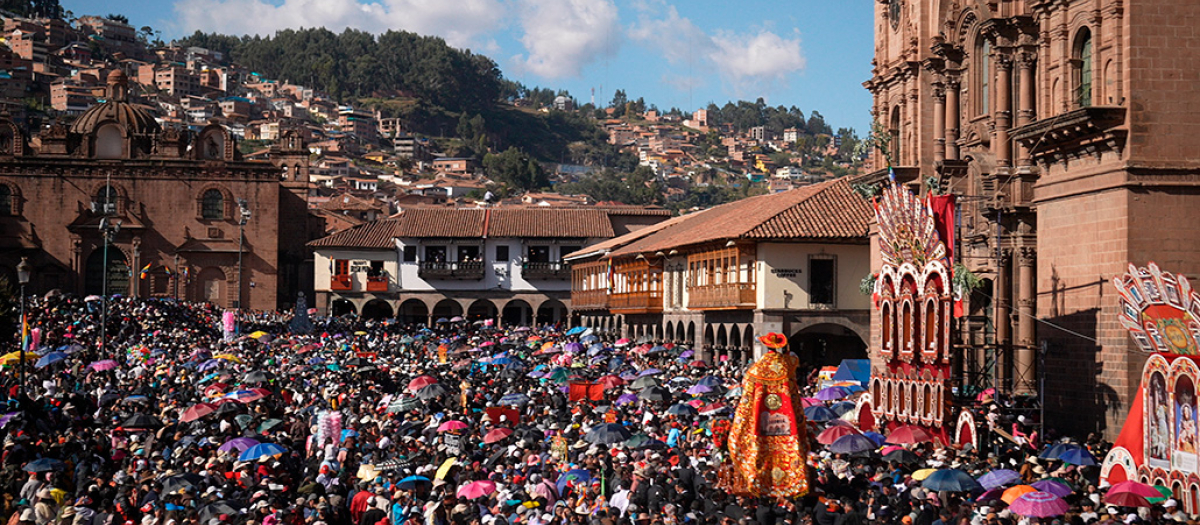 Fiesta del Corpus Christi con la imagen de Santiago en Cuzco (Perú)