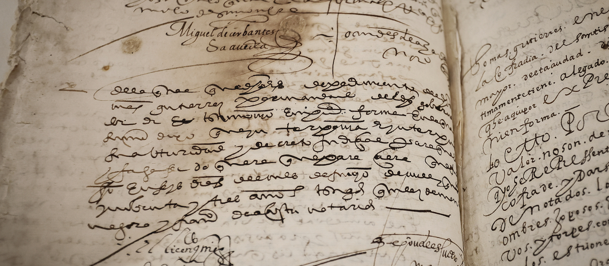 GRAFAND1132. SEVILLA, 10/05/2024.- Manuscrito en el que se puede observar la firma de Miguel de Cervantes en la biblioteca de la Universidad de Sevilla .EFE /Jose Manuel Vidal