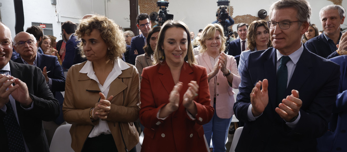 El líder del PP, Alberto Núñez Feijóo (d), la secretaria general del partido, Cuca Gamarra (c), y la cabeza de lista a las elecciones europeas, Dolors Montserrat (i), en la presentación de los ejes del programa electoral para los comicios europeos, este lunes, en Madrid. EFE/ Zipi Aragón