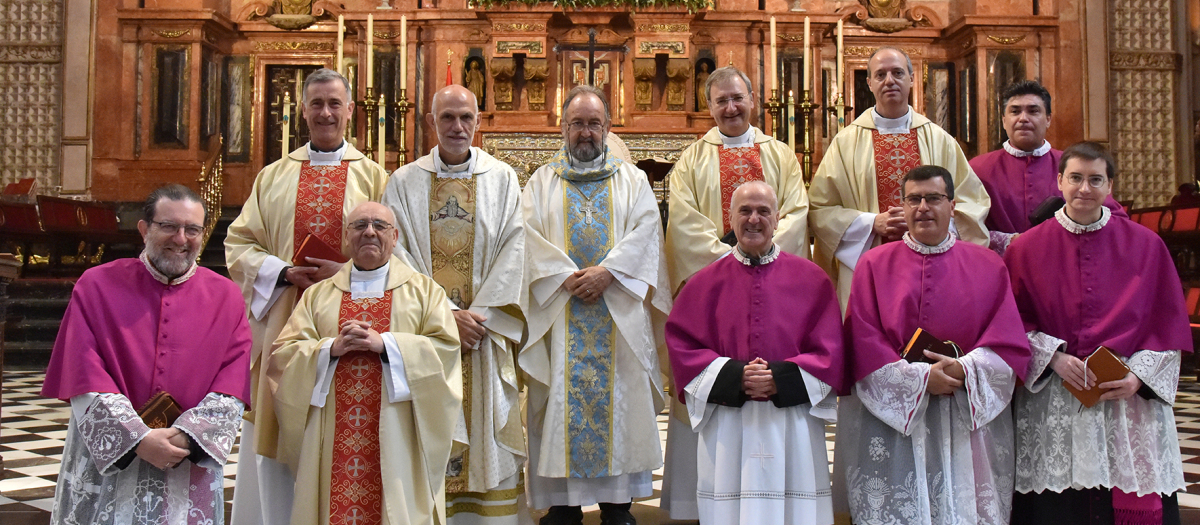 El obispo de Bangassou, Juan José Aguirre, en el centro, junto a miembros del Cabildo