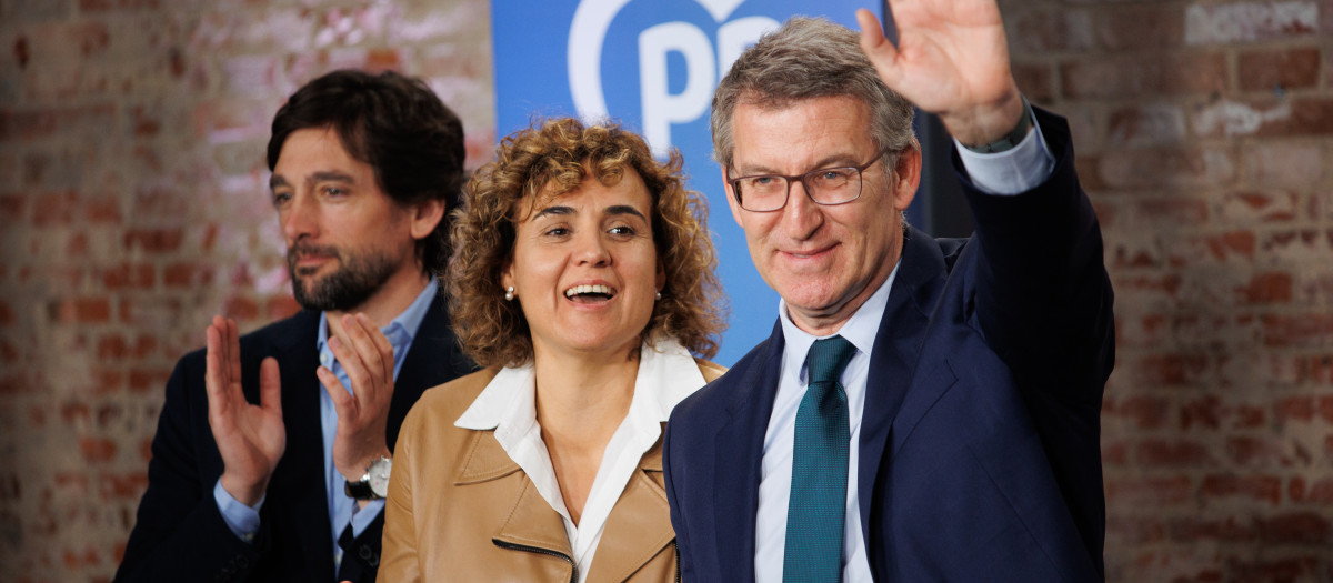 El líder del Partido Popular, Alberto Núñez Feijóo y la candidata del PP a las elecciones europeas, Dolors Montserrat