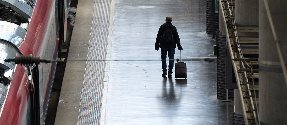 Un hombre camina por un andén de la Estación de Atocha