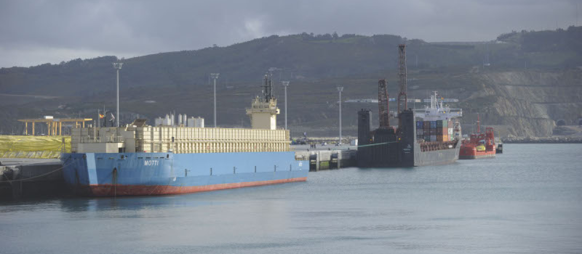 Barcos atracados en el puerto exterior de La Coruña