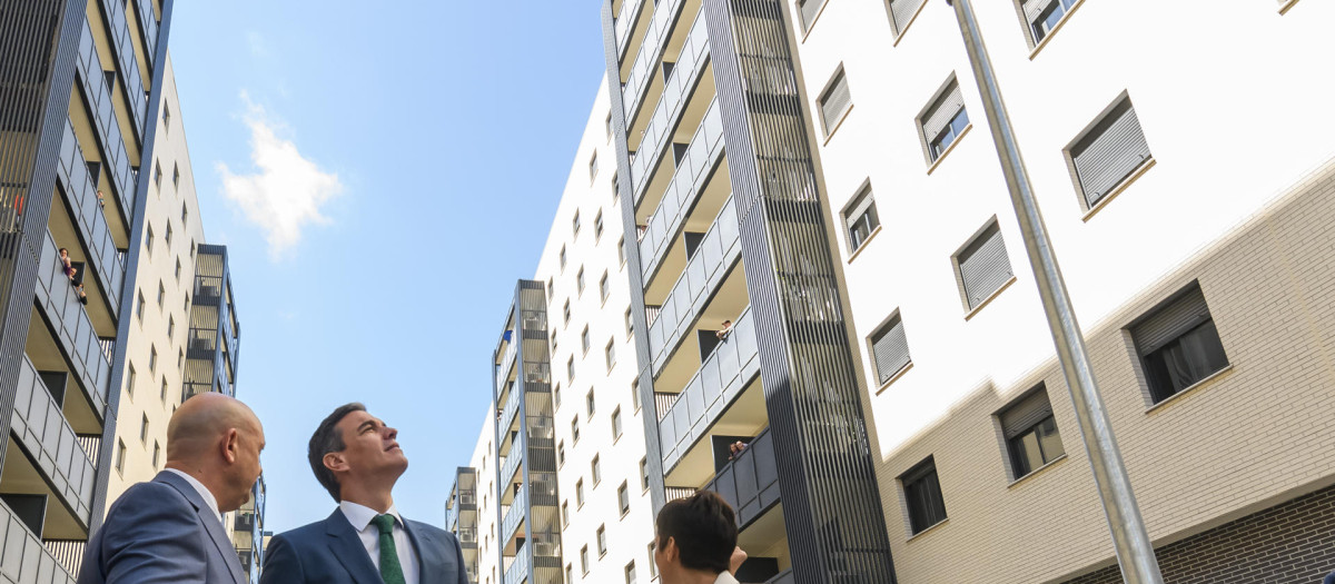 Pedro Sánchez e Isabel Rodríguez durante una reciente visita a una promoción de vivienda en Sevilla