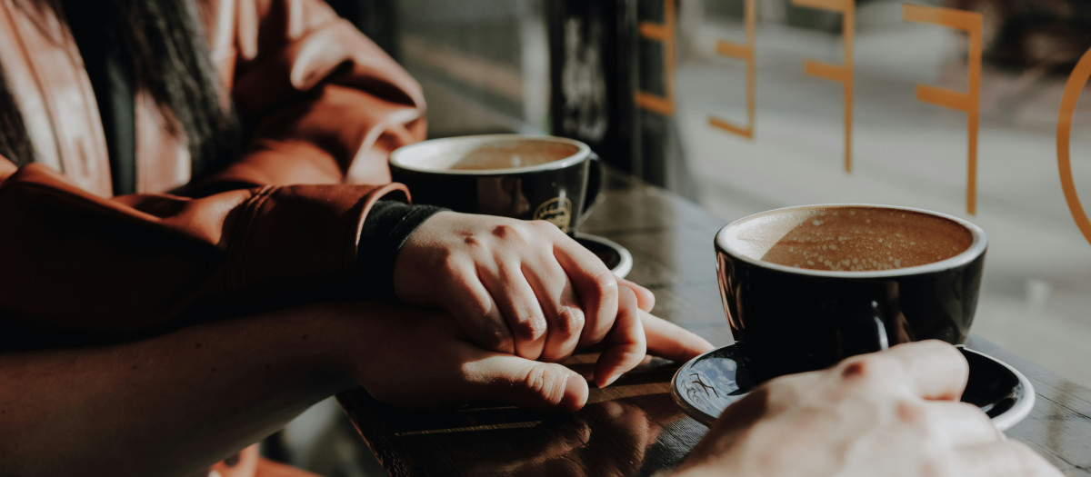 Una pareja tomando un café