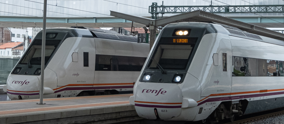 Trenes de cercanías parados en las vías de la estación de trenes en Santiago de Compostela