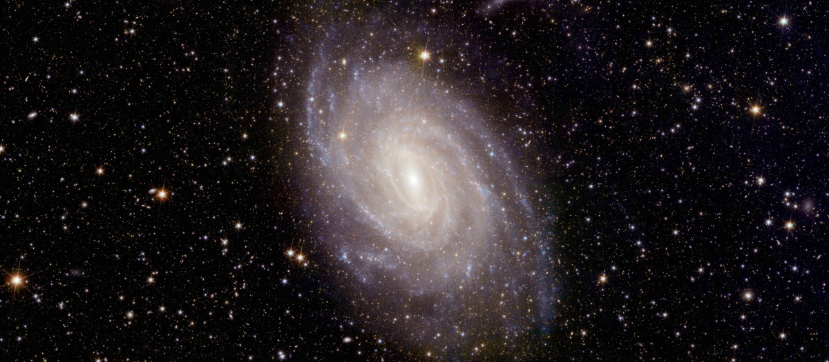 NGC 6744 es un ejemplo típico del tipo de galaxia que actualmente forma la mayoría de las estrellas del universo cercano. El amplio campo de visión del telescopio abarca toda la galaxia, 'cazando' no sólo la estructura espiral a gran escala, sino también detalles 'exquisitos' a escalas reducidas.

Los científicos están utilizando estos datos para, entre otros retos, comprender cómo el polvo y el gas están relacionados con la formación estelar; dónde se están formando estrellas en la actualidad; y desentrañar la física que subyace a la estructura de las galaxias espirales, algo que aún no se comprende bien.