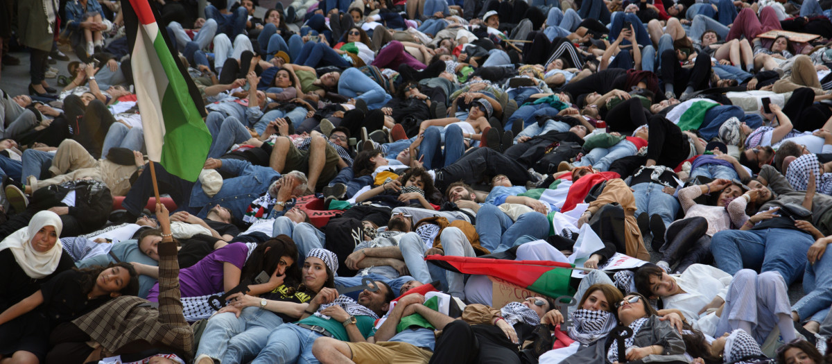 Cientos de personas durante una manifestación a favor de Palestina, a 18 de mayo de 2024, en Barcelona, Cataluña