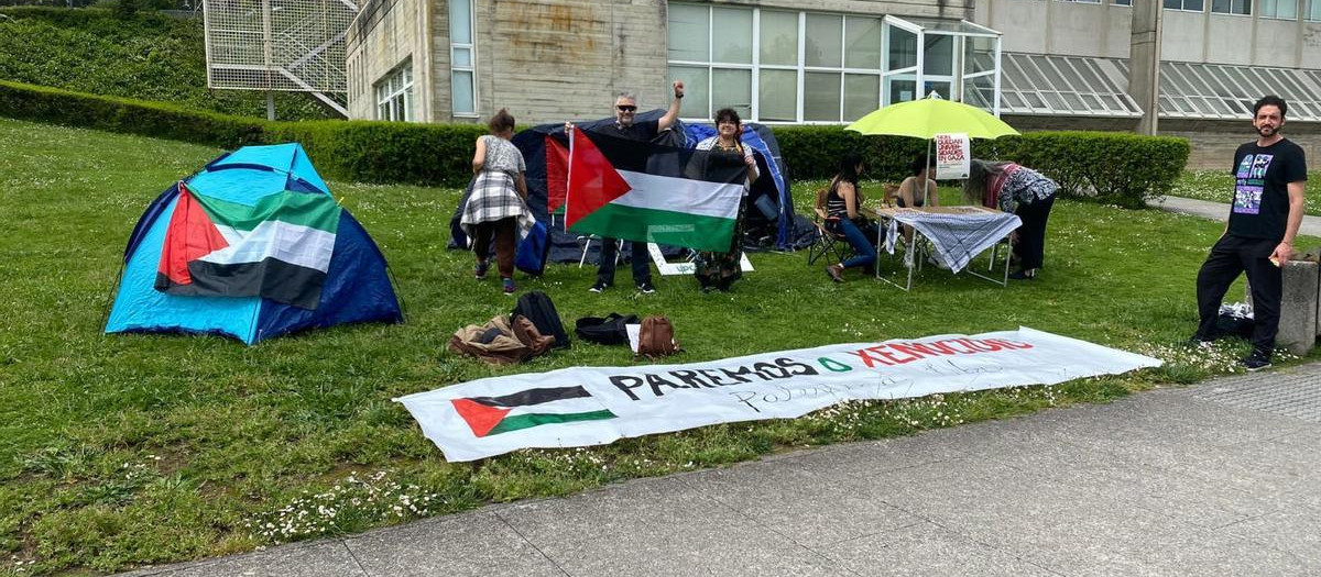 Estudiantes acampan en el campus coruñés de Elviña