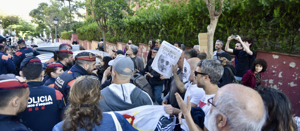 Varias personas durante una concentración contra el desfile de Louis Vuitton, en Rambla Mercedes, a 23 de mayo de 2024, en Barcelona, Cataluña. Fuente: Europa Press