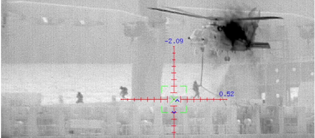 Imagen del abordaje por tropas españolas de un buque secuestrado por piratas en el Índico