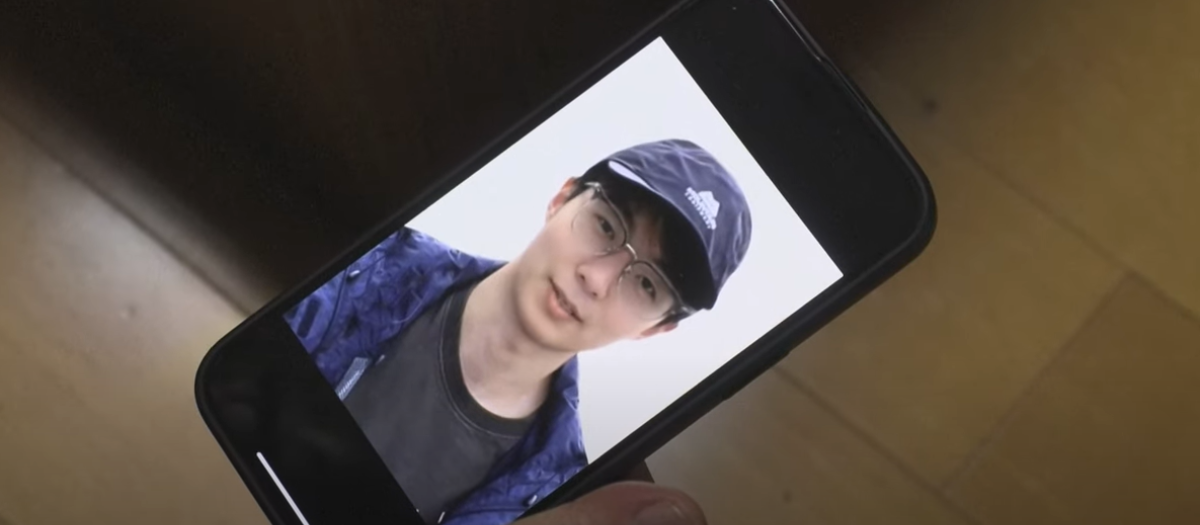 Seakoo Wu, un ciudadano chino, 'habla' con su hijo fallecido a través de una recreación hecha por IA