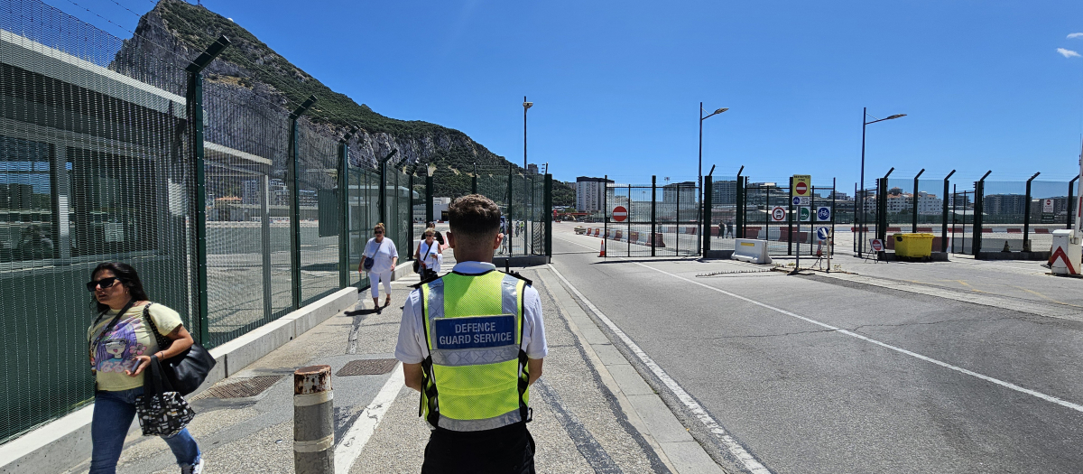 Un policía vigila el acceso al aeropuerto de Gibraltar a través de la Verja