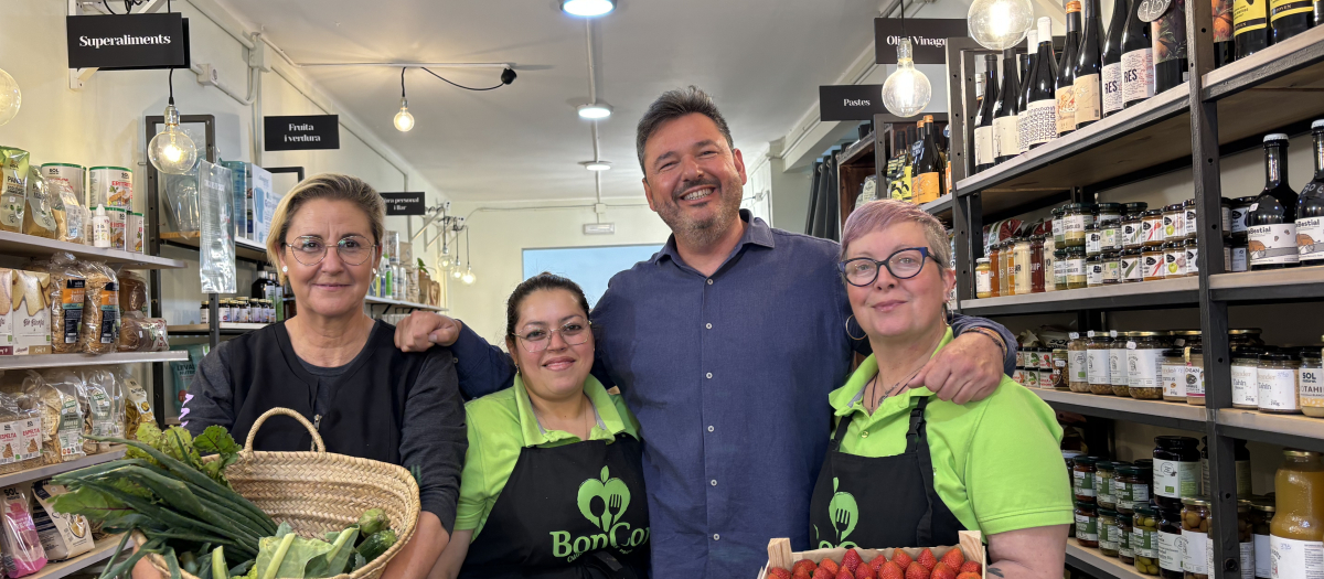 Bruno López, fundador de la Cooperativa, junto con Cristina, Belinda y Isa, trabajadoras de la nueva tienda ubicada en la Avenida Frederic Mistral 20, Barcelona