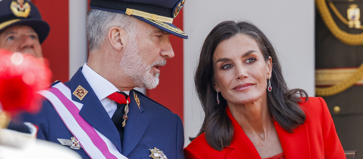 El Rey Felipe y la Reina Letizia, durante el acto principal del Día de las Fuerzas Armadas