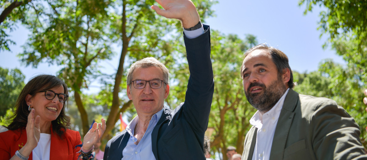 La vicesecretaria de Organización Territorial del PP, Carmen Fúnez; el presidente del PP, Alberto Núñez Feijóo, y el presidente del PP de Castilla-La Mancha, Paco Núñez