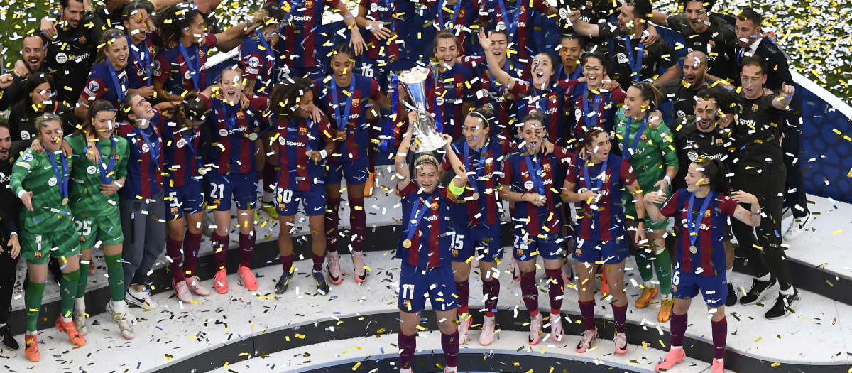 Las jugadoras del FC Barcelona levantan su tercera Champions