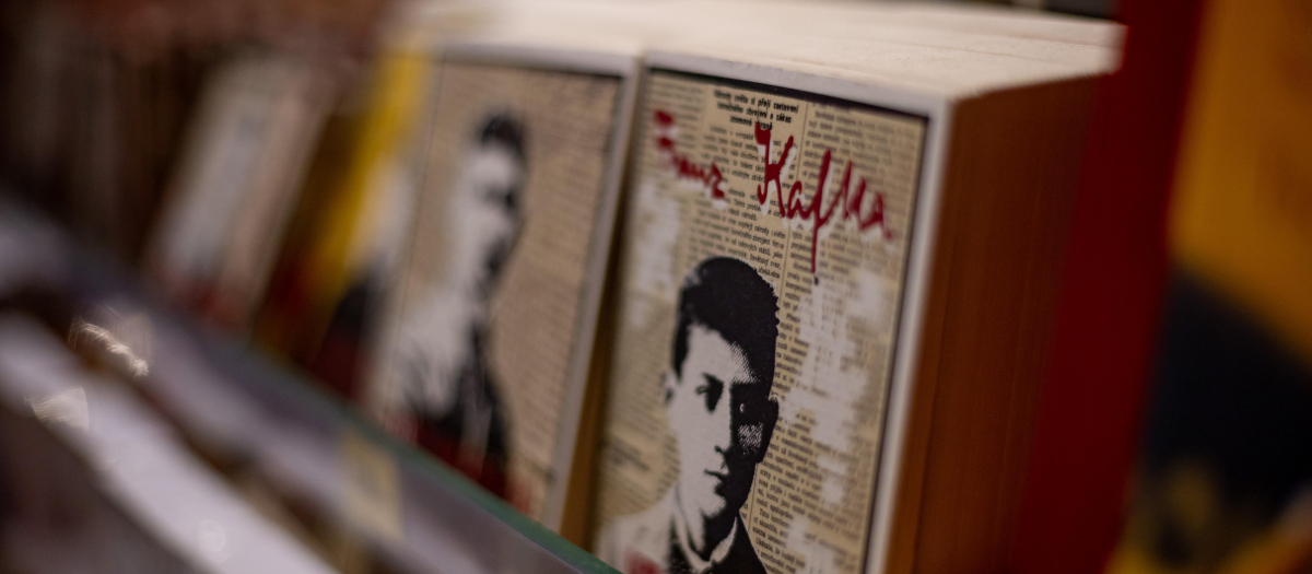 En la tienda del Museo Kafka de Praga, República Checa, se venden recuerdos con retratos de Franz Kafka