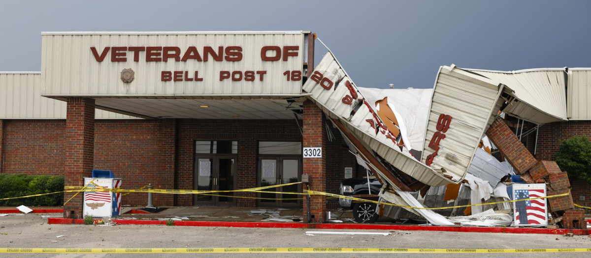 Vista general de un edificio de Asuntos de Veteranos que fue azotado por un tornado en Temple, Texas, EE. UU., 23 de mayo de 2024.