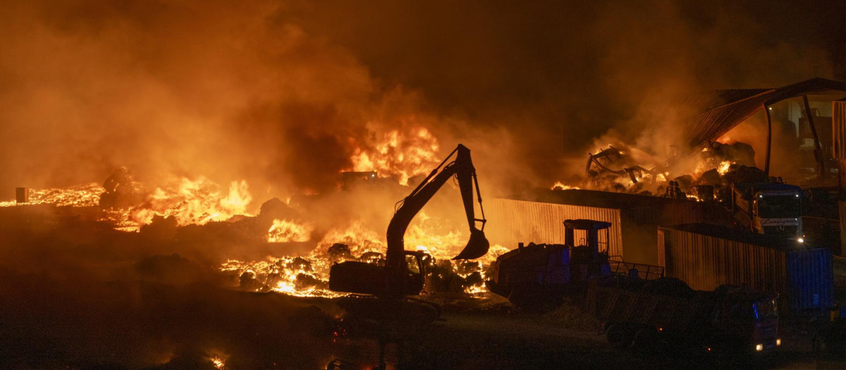 Seis dotaciones de los bomberos del Cabildo de Lanzarote, con apoyo de bomberos voluntarios y de personal de emergencias del aeropuerto de la isla, tratan de apagar un incendio que se ha declarado esta tarde en el vertedero de Zonzamas y que está provocando una densa columna de humo. EFE/Adriel Perdomo