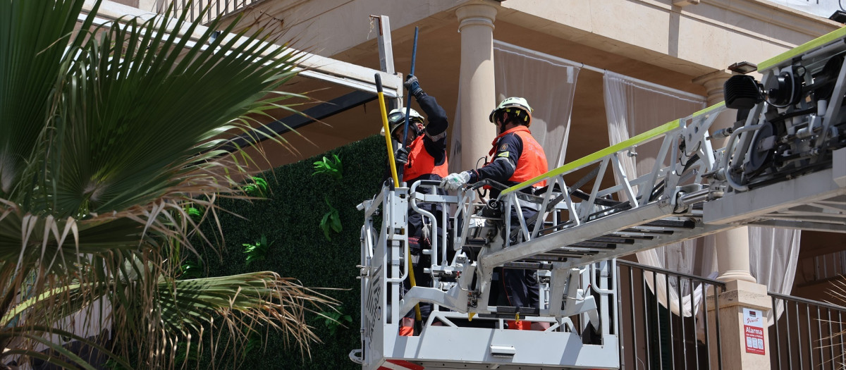 Bomberos en el lugar donde se produjeron los hechos, a 24 de mayo de 2024, en Palma de Mallorca, Mallorca, Baleares (España). Al menos cuatro personas han fallecido en el derrumbe de un edificio en Playa de Palma. Por el momento se han contabilizado entre 16 y 21 heridos de distinta consideración, según las últimas actualizaciones ofrecidas por los servicios de emergencia. Un posible sobrepeso en la terraza del edificio derrumbado en Playa de Palma es seguramente lo que ha provocado el desplome de la infraestructura. Debajo, en el sótano, estaba ubicada la zona de los comensales, que es donde se han encontrado más víctimas.
24 MAYO 2024;DERRUMBE;EDIFICIO;BAR;RESTAURANTE;CLUB;DESASTRE;DESPLOME;VÍCTIMAS;FALLECIDOS;HERIDOS;RECURSOS;PLAYA
Isaac Buj / Europa Press
24/5/2024