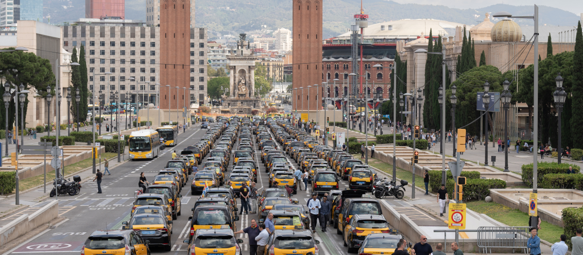 La policía con conos delante de una marcha lenta de Élite Taxi, en la plaza de España, a 28 de mayo de 2024, en Barcelona, Cataluña. Fuente: Europa Press