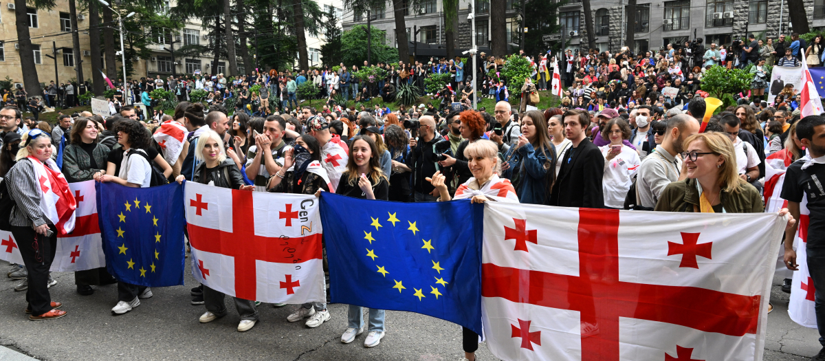 Manifestación frente al Parlamento de Georgia contra la ley sobre agentes extranjeros