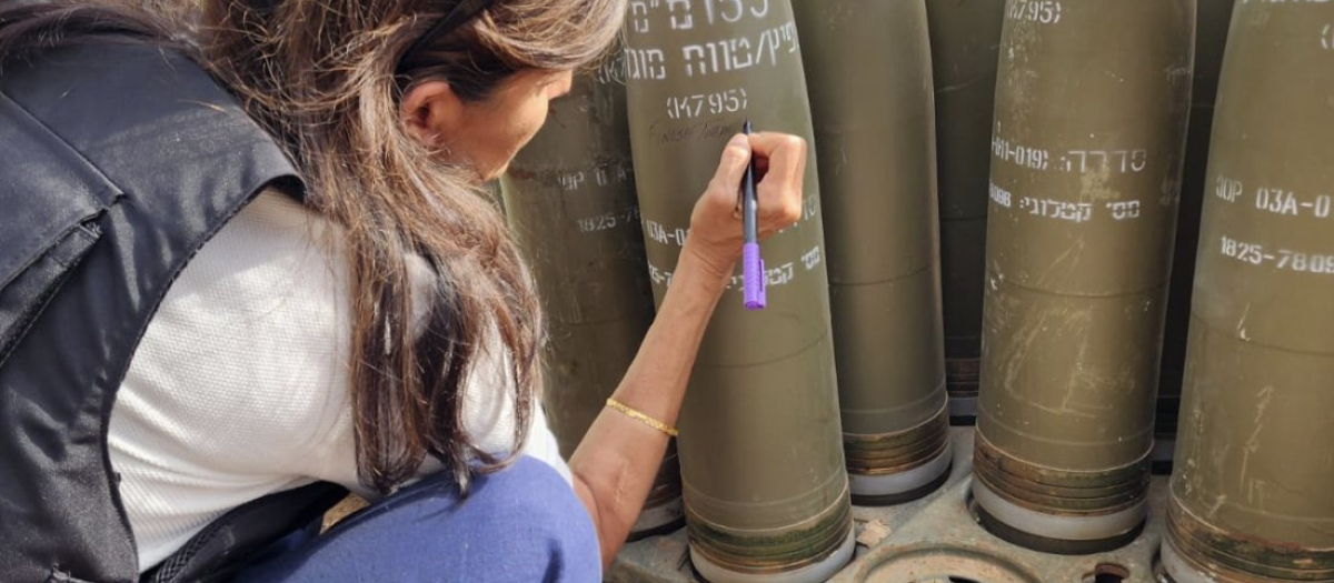 Nikki Haley firma un proyectil de artillería en el norte de Israel
